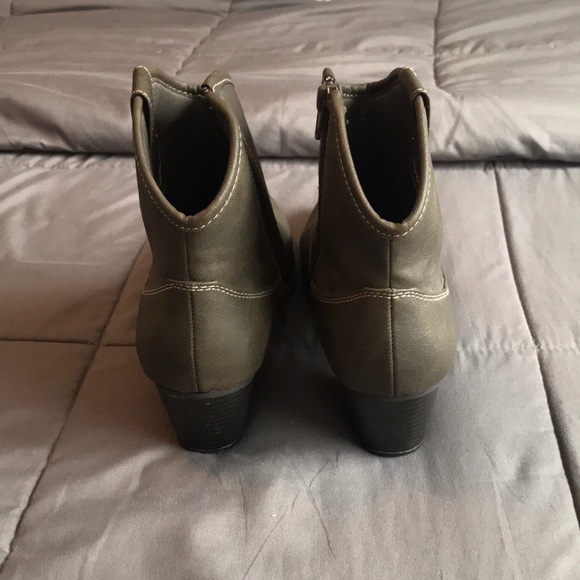 Booties green in color well taken care of - Picture 2 of 4